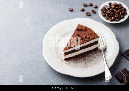 Tiramisu Torte mit Schokolade decotaion auf einem Teller. Grauen Stein Hintergrund. Kopieren Sie Platz. Stockfoto