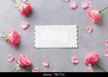 Rose Blume Rahmen mit Umschlag. Kopieren Sie Platz. Ansicht von oben Stockfoto