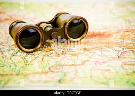 Vintage brass Fernglas auf alte Karte, alten optischen Werkzeug Stockfoto