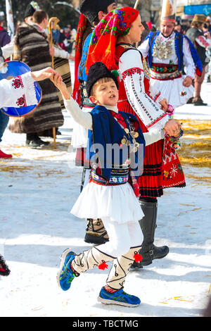 Razlog, Bulgarien - Januar 14, 2017: Junge Tanz in der bulgarischen traditionelle Kleidung auf dem Festival Stockfoto