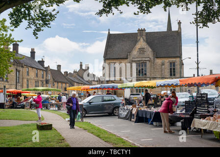 Verstauen auf der Wold Farmers Market. Verstauen auf der Wold, Gloucestershire, England Stockfoto