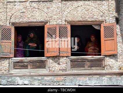 Kaschmirische Muslime beten in einem Wohnhaus in den letzten Freitag des heiligen Fastenmonats Ramadan in Srinagar. Muslime auf der ganzen Welt feiern den Monat Ramadan, der heiligste Monat im Islamischen Kalender, in dem Anhänger schnell von früh bis spät. Stockfoto