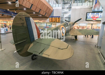 Eine Nachbildung einer Spitfire Mk.IX von RAF Duxford auf Anzeige an der London Bridge Station den 75. Jahrestag des D-Day zu markieren. Stockfoto