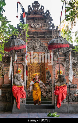 Banjar Gelulung, Bali, Indonesien - 26. Februar 2019: Mas Dorf. Spielen auf der Bühne. Queen kommt von Tempel auf der Bühne läuft. Golden Door, Stockfoto