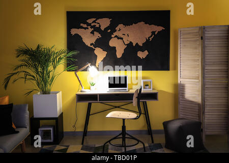 Stilvolles Interieur der Zimmer mit Bild der Karte an der Wand Stockfoto