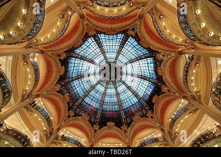PARIS, Frankreich - Mai 13: Galeries Lafayette Innenansicht auf 13. Mai 2015 entworfen vom Architekten Georges Chedanne sowie das berühmte Kaufhaus, es erzielte Ergebnis von über 1 Milliarde Euro im Jahr 2009 Stockfoto