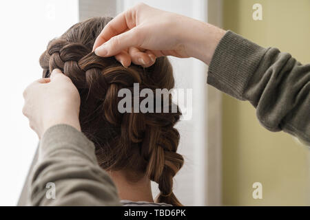 Friseur, Haar der jungen Frau im Salon Stockfoto