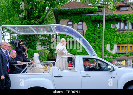 Bukarest, Rumänien, 31. Mai 2019: Papst Franziskus winken an die Menschen in Bukarest von seinem papamobil, nach Verlassen der Menschen Heil Kathedrale, durin Stockfoto
