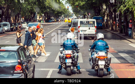 BUDAPEST, Ungarn - 24 August, 2018: Blick auf die Budapester Straße mit Menschen und Autos Stockfoto