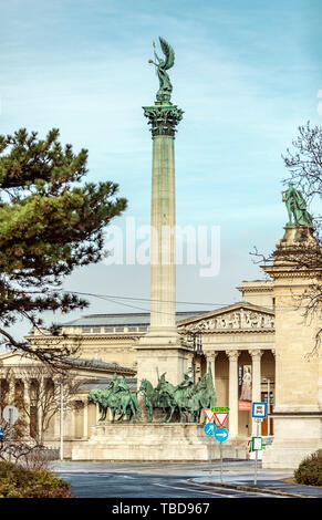 BUDAPEST, Ungarn - 24 August, 2018: Die Statue des Erzengels Gabriel auf dem großen Platz in Budapest Stockfoto