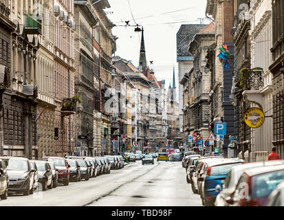 BUDAPEST, Ungarn - 24 August, 2018: Street View mit vielen Autos auf den alten Teil von Budapest Stockfoto