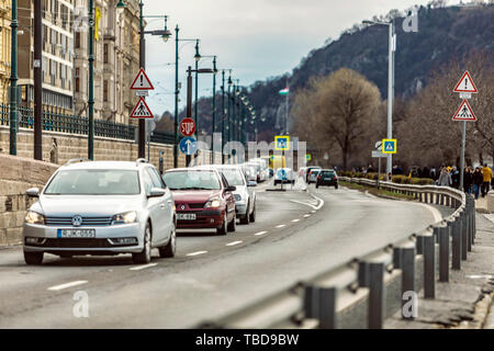 BUDAPEST, Ungarn - 24 August, 2018: Frühling Blick auf ungarische Straße mit vielen Autos Stockfoto