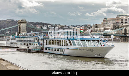 BUDAPEST, Ungarn - 24 August, 2018: Big Motor Schiff River Adagio t die Donau Stockfoto