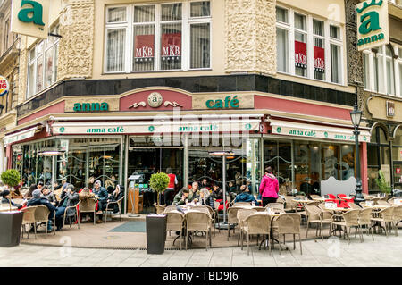 BUDAPEST, Ungarn - 24 August, 2018: Die Menschen sitzen an Anna Cafe von berühmten Touristen Váci utca in Budapest Stockfoto