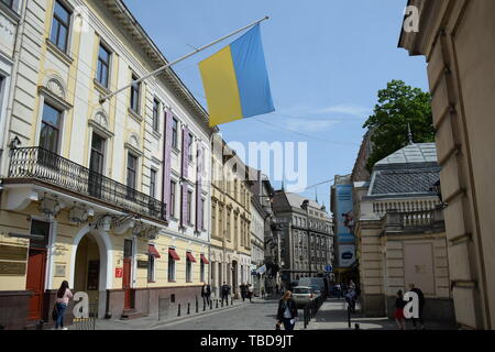 Ukraine, Lviv - Mai, 2019 Flagge der Ukraine auf der Pole Position auf Wand in Lemberg. Stockfoto