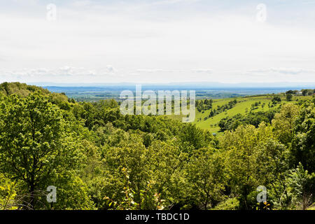 Landschaft in Kroatien mit grünem Laubwald montane Wälder und Hügel. Far View während bewölkt Frühlingstag. Stockfoto