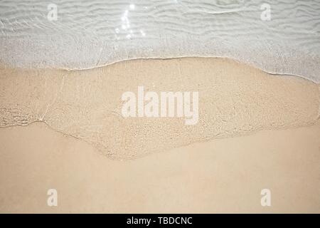 Eine Ansicht der glänzenden Kristall Meer Wasser auf Sand am Strand Stockfoto