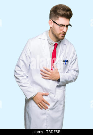 Junge hübsche Wissenschaftlerin Mann mit Brille mit Hand auf Magen, Verdauungsstörungen, schmerzhafte Krankheit, Unwohlsein. Ache Konzept. Stockfoto