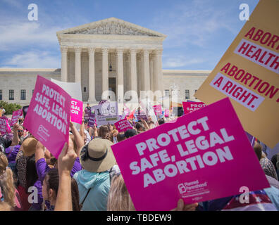 Frau Menschenrechtsaktivisten Rallye in Unterstützung von pro-choice und Abtreibung legal außerhalb der Oberste Gerichtshof am 21. Mai 2019 in Washington, DC. Der Protest sei Teil der nationalen Aktionsplan folgende neue staatliche Gesetze, die Abtreibung in den Republikanischen Staaten. Stockfoto