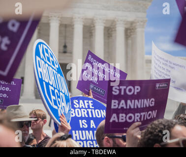 Frau Menschenrechtsaktivisten Rallye in Unterstützung von pro-choice und Abtreibung legal außerhalb der Oberste Gerichtshof am 21. Mai 2019 in Washington, DC. Der Protest sei Teil der nationalen Aktionsplan folgende neue staatliche Gesetze, die Abtreibung in den Republikanischen Staaten. Stockfoto