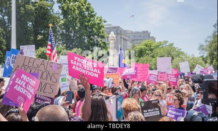 Frau Menschenrechtsaktivisten Rallye in Unterstützung von pro-choice und Abtreibung legal außerhalb der Oberste Gerichtshof am 21. Mai 2019 in Washington, DC. Der Protest sei Teil der nationalen Aktionsplan folgende neue staatliche Gesetze, die Abtreibung in den Republikanischen Staaten. Stockfoto