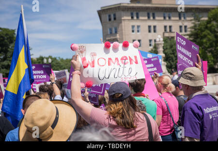 Frau Menschenrechtsaktivisten Rallye in Unterstützung von pro-choice und Abtreibung legal außerhalb der Oberste Gerichtshof am 21. Mai 2019 in Washington, DC. Der Protest sei Teil der nationalen Aktionsplan folgende neue staatliche Gesetze, die Abtreibung in den Republikanischen Staaten. Stockfoto