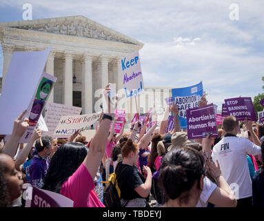 Frau Menschenrechtsaktivisten Rallye in Unterstützung von pro-choice und Abtreibung legal außerhalb der Oberste Gerichtshof am 21. Mai 2019 in Washington, DC. Der Protest sei Teil der nationalen Aktionsplan folgende neue staatliche Gesetze, die Abtreibung in den Republikanischen Staaten. Stockfoto