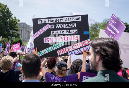 Frau Menschenrechtsaktivisten Rallye in Unterstützung von pro-choice und Abtreibung legal außerhalb der Oberste Gerichtshof am 21. Mai 2019 in Washington, DC. Der Protest sei Teil der nationalen Aktionsplan folgende neue staatliche Gesetze, die Abtreibung in den Republikanischen Staaten. Stockfoto