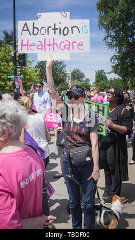 Frau Menschenrechtsaktivisten Rallye in Unterstützung von pro-choice und Abtreibung legal außerhalb der Oberste Gerichtshof am 21. Mai 2019 in Washington, DC. Der Protest sei Teil der nationalen Aktionsplan folgende neue staatliche Gesetze, die Abtreibung in den Republikanischen Staaten. Stockfoto