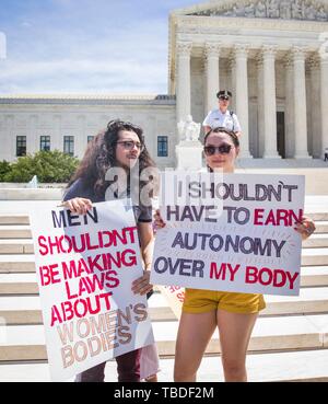 Frau Menschenrechtsaktivisten Rallye in Unterstützung von pro-choice und Abtreibung legal außerhalb der Oberste Gerichtshof am 21. Mai 2019 in Washington, DC. Der Protest sei Teil der nationalen Aktionsplan folgende neue staatliche Gesetze, die Abtreibung in den Republikanischen Staaten. Stockfoto