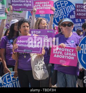 Frau Menschenrechtsaktivisten Rallye in Unterstützung von pro-choice und Abtreibung legal außerhalb der Oberste Gerichtshof am 21. Mai 2019 in Washington, DC. Der Protest sei Teil der nationalen Aktionsplan folgende neue staatliche Gesetze, die Abtreibung in den Republikanischen Staaten. Stockfoto