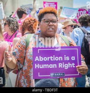 Frau Menschenrechtsaktivisten Rallye in Unterstützung von pro-choice und Abtreibung legal außerhalb der Oberste Gerichtshof am 21. Mai 2019 in Washington, DC. Der Protest sei Teil der nationalen Aktionsplan folgende neue staatliche Gesetze, die Abtreibung in den Republikanischen Staaten. Stockfoto