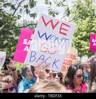 Frau Menschenrechtsaktivisten Rallye in Unterstützung von pro-choice und Abtreibung legal außerhalb der Oberste Gerichtshof am 21. Mai 2019 in Washington, DC. Der Protest sei Teil der nationalen Aktionsplan folgende neue staatliche Gesetze, die Abtreibung in den Republikanischen Staaten. Stockfoto