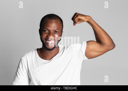 Sportliche schwarze Mann lächelnd Stockfoto