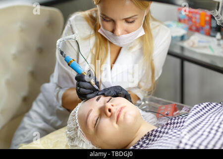 Microblading Augenbrauen Arbeitsablauf in einem Schönheitssalon. Frau mit ihren Augenbrauen getönt. Semi-Permanent Make-up für Augenbrauen. Konzentrieren Sie sich auf das Modell von Gesicht und ey Stockfoto