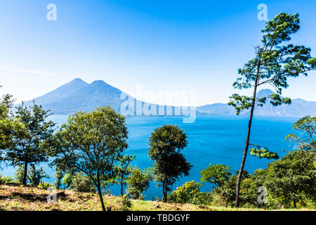Der Atitlan See & Atitlan, Toliman & San Pedro Vulkane aus Sicht in der Nähe von San Andrés Semetabaj, Guatemala, Mittelamerika Stockfoto