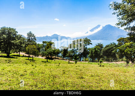 Der Atitlan See & Atitlan See & Toliman Vulkane aus Sicht in der Nähe von San Andrés Semetabaj, Guatemala, Mittelamerika Stockfoto