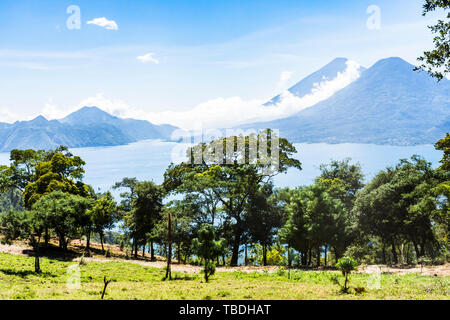 Der Atitlan See & Atitlan See & Toliman Vulkane aus Sicht in der Nähe von San Andrés Semetabaj, Guatemala, Mittelamerika Stockfoto