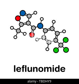 Leflunomid rheumatoid Arthritis Droge Molekül. Stilisierte Skelett Formel (die chemische Struktur). Atome sind als farbkodierte Kreise mit dicken schwarzen gezeigt Umrisse und Anleihen: Wasserstoff (weiß), Kohlenstoff (grau), Sauerstoff (rot), Stickstoff (blau), Fluor (grün). Stockfoto