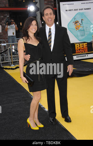 LOS ANGELES, Ca. Oktober 28, 2007: Jerry Seinfeld & Jessica Seinfeld am Los Angeles Premiere seines neuen Films "Bee Movie" an der Mann Dorf Theater, Westwood. © 2007 Paul Smith/Featureflash Stockfoto