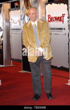 LOS ANGELES, Ca. November 06, 2007: John Malkovich am Los Angeles Premiere seines neuen Films 'Beowulf' an der Mann Dorf Theater, Westwood, CA. © 2007 Paul Smith/Featureflash Stockfoto