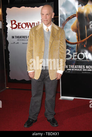 LOS ANGELES, Ca. November 06, 2007: John Malkovich am Los Angeles Premiere seines neuen Films 'Beowulf' an der Mann Dorf Theater, Westwood, CA. © 2007 Paul Smith/Featureflash Stockfoto