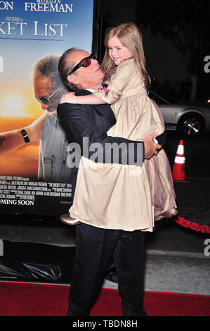 LOS ANGELES, Ca. Dezember 16, 2007: Jack Nicholson & Taylor Ann Thompson auf der Los Angeles Premiere ihres neuen Films "The Bucket List" im Cinerama Dome, Hollywood. © 2007 Paul Smith/Featureflash Stockfoto