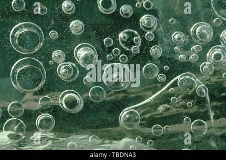 Textur abstrakte closeup Hintergrund Eis mit Luftblasen durch Frost in die Masse des Wassers gefangen, während das Einfrieren. Stockfoto
