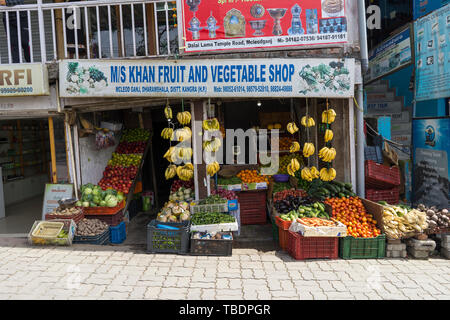 Zefat, Himachal Pradesh/Indien - 03. 18. 2019, Street Shop mit Essen Stockfoto