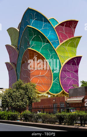 Jaipur, Rajasthan/Indien - 03. 24. 2019, bunte Haus an der Straße. Stockfoto