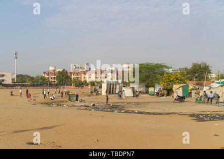 Jaipur, Rajasthan/Indien - 03. 24. 2019, Slum der Stadt arme Menschen leben in Hütten und Zelten Stockfoto