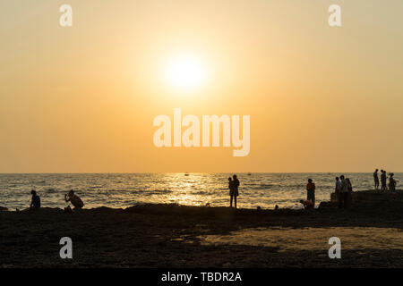 Anjuna, Goa/Indien - 04 03 2019, schöne Anjuna Beach im Norden von Goa, Indien. Beliebte strand ferien Destination in Goa. Die Leute am Strand. Stockfoto