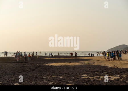 Anjuna, Goa/Indien - 04 03 2019, schöne Anjuna Beach im Norden von Goa, Indien. Beliebte strand ferien Destination in Goa. Die Leute am Strand. Stockfoto