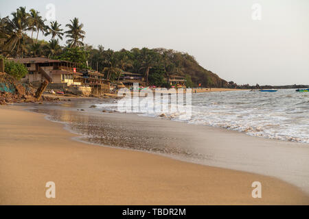 Anjuna, Goa/Indien - 04 03 2019, schöne Anjuna Beach im Norden von Goa, Indien. Beliebte strand ferien Destination in Goa. Die Leute am Strand. Stockfoto